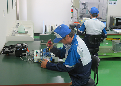 The Maintenance Dojo training using electric components kits