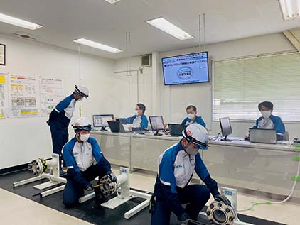 (Photo 2) Simulator-based scientific training for flange tightening